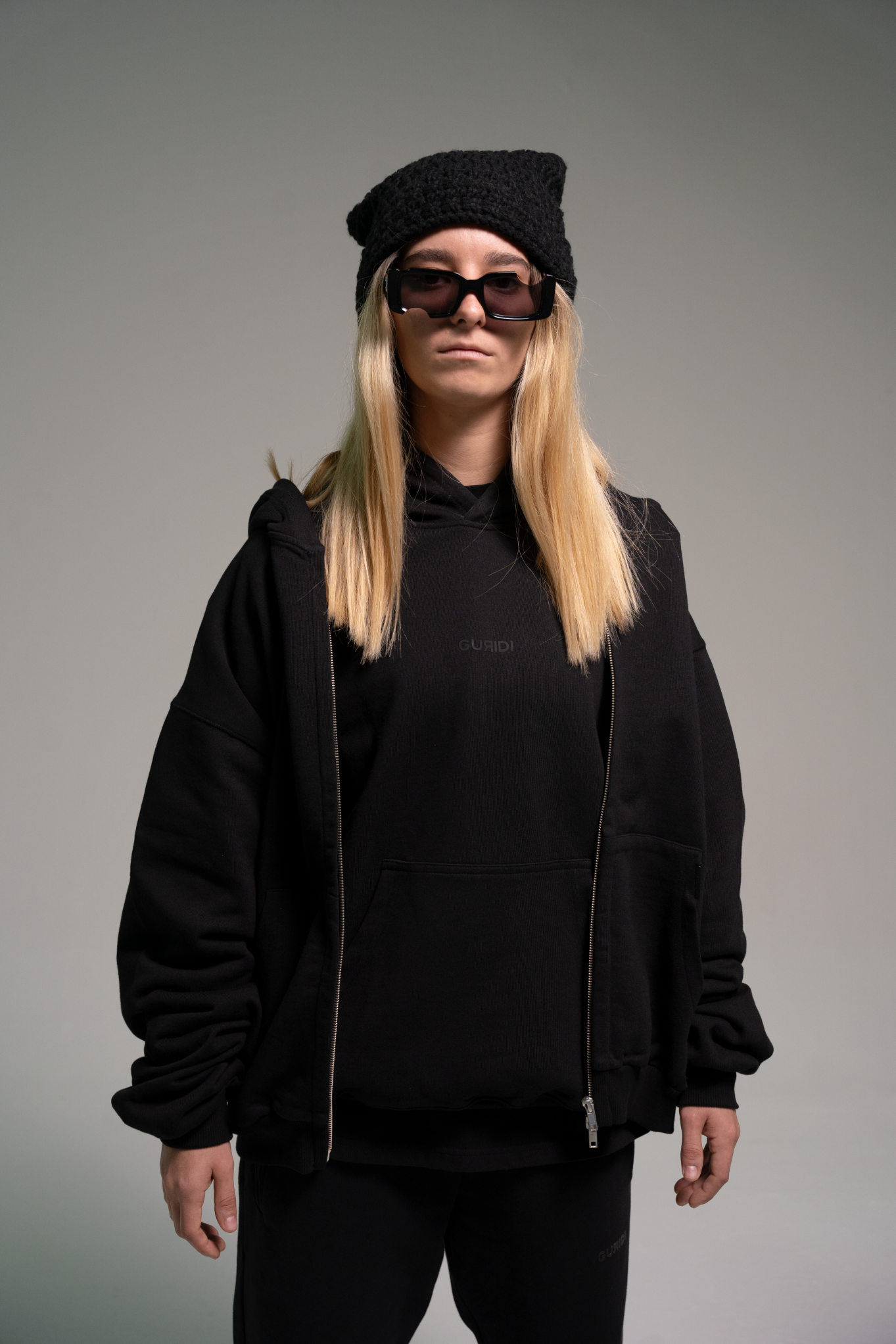TRIPLE BLACK ESSENTIAL ZIPPED HOODIE
