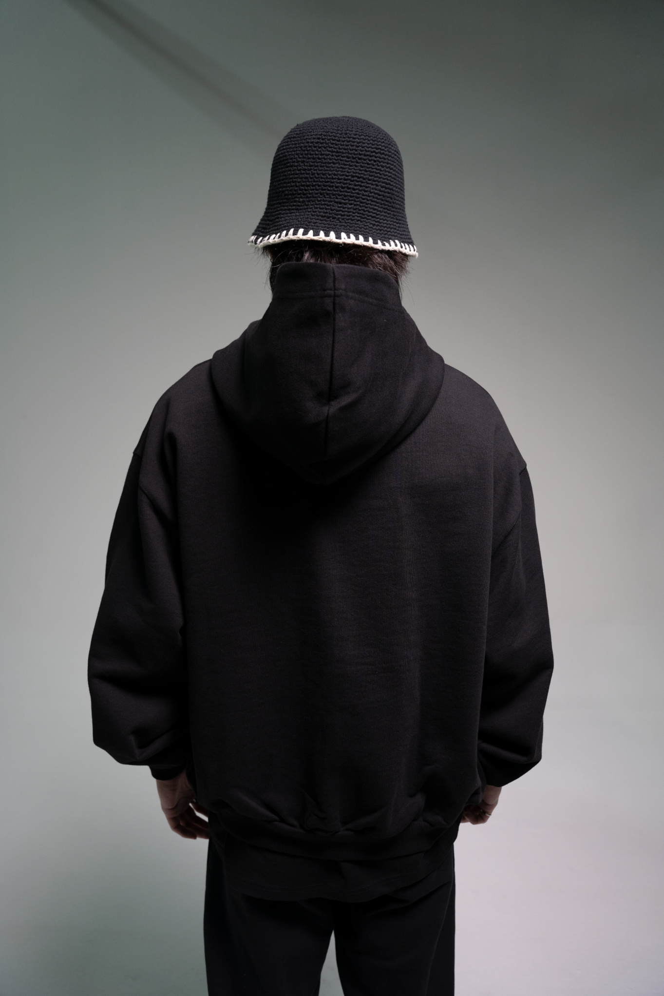 TRIPLE BLACK ESSENTIAL ZIPPED HOODIE
