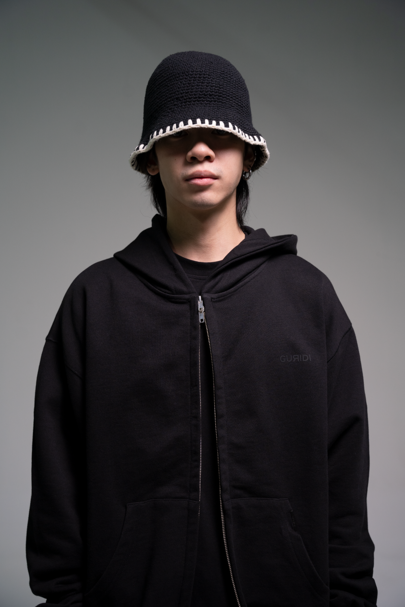 TRIPLE BLACK ESSENTIAL ZIPPED HOODIE
