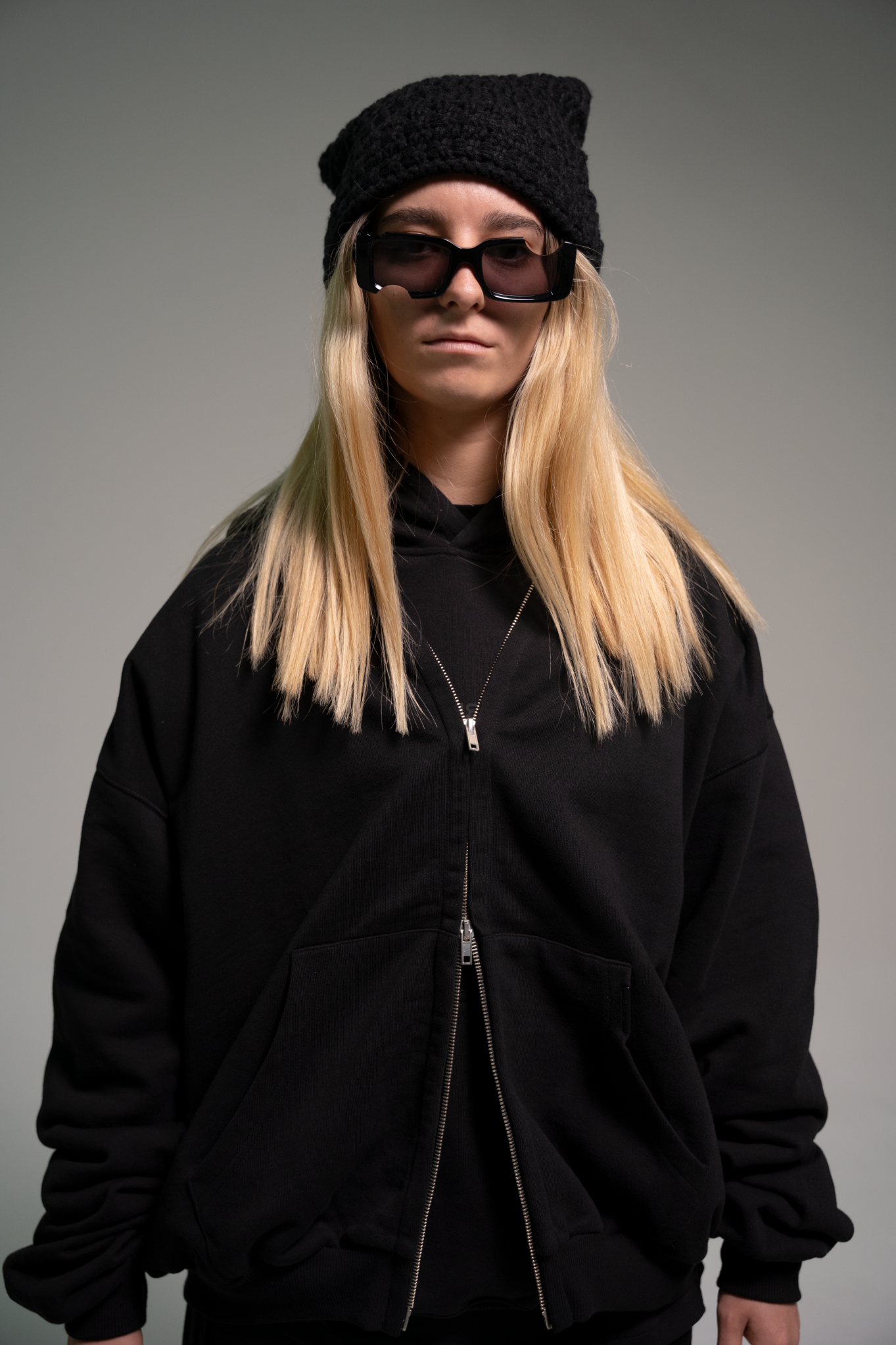 TRIPLE BLACK ESSENTIAL ZIPPED HOODIE