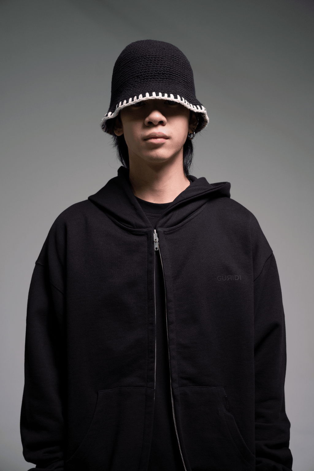 TRIPLE BLACK ESSENTIAL ZIPPED HOODIE - Guridi