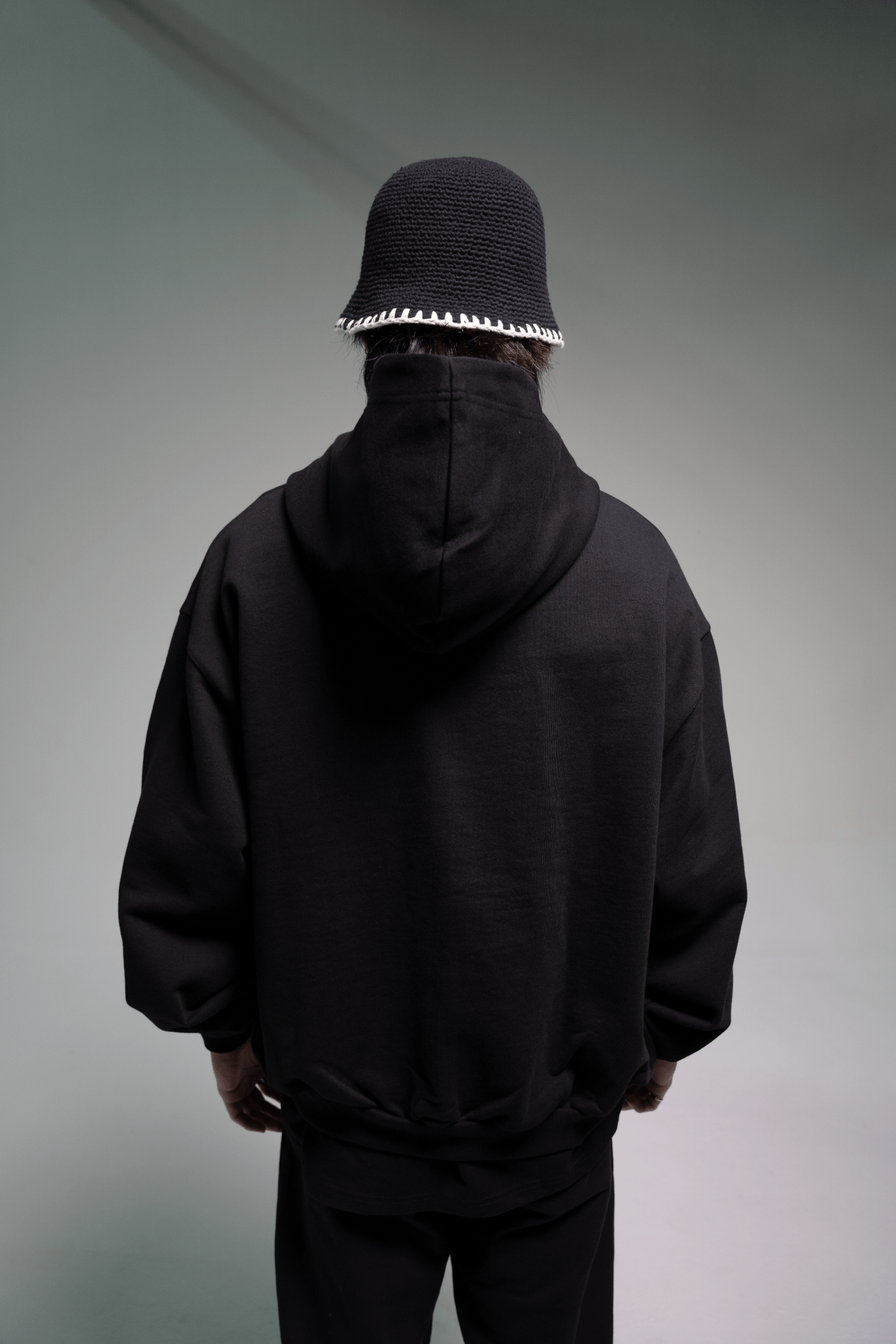 TRIPLE BLACK ESSENTIAL ZIPPED HOODIE - Guridi