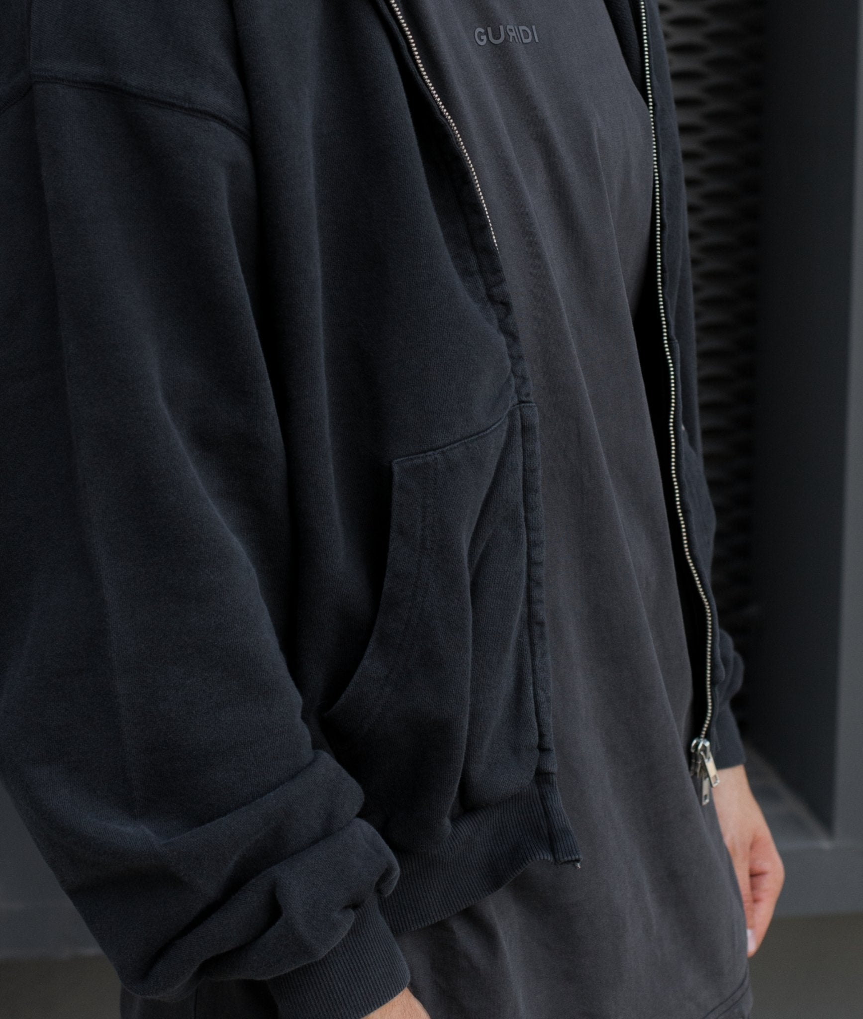 VINTAGE ESSENTIAL ZIPPED HOODIE - Guridi